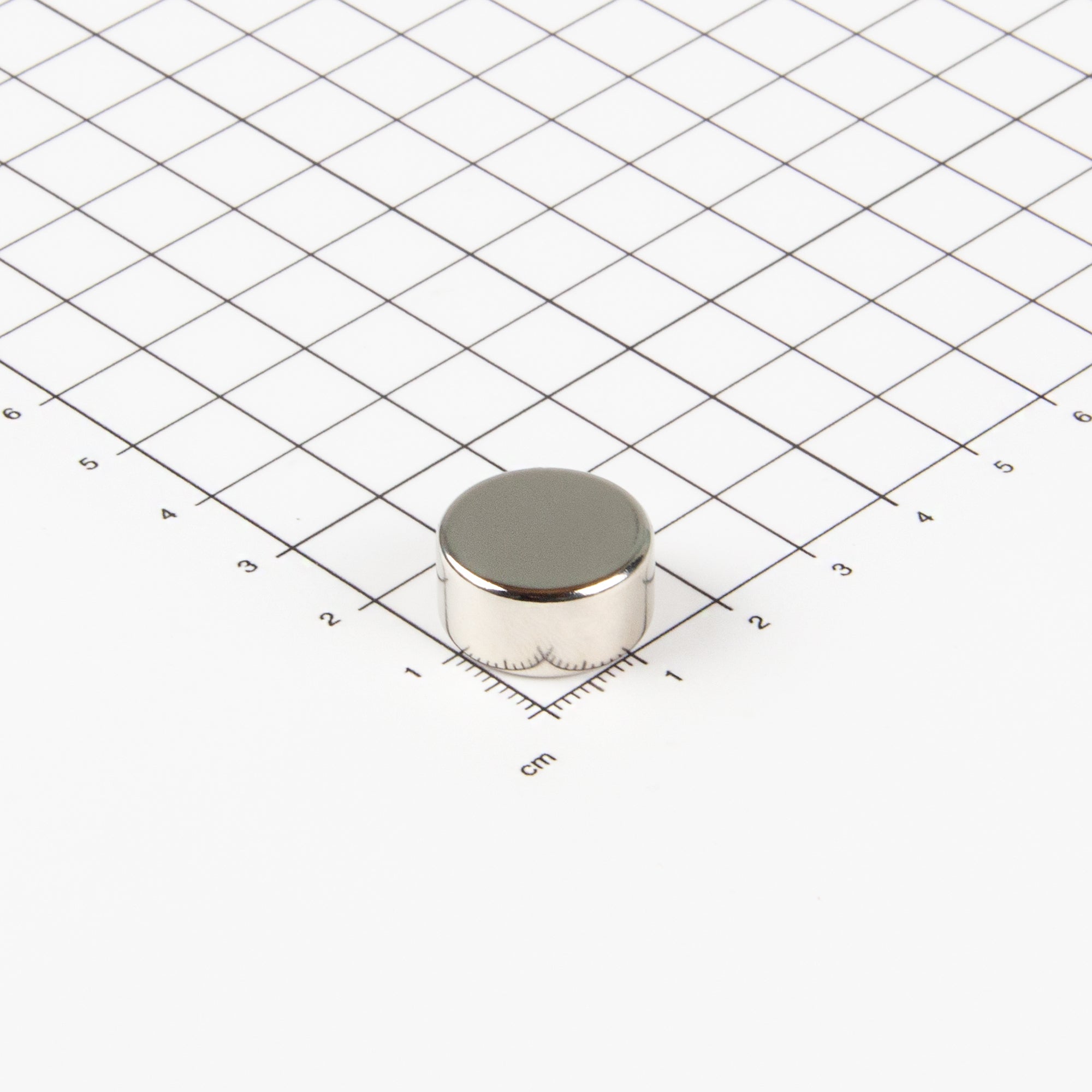 Flacher Scheibenmagnet aus Neodym mit der Abmessung Ø18x9mm