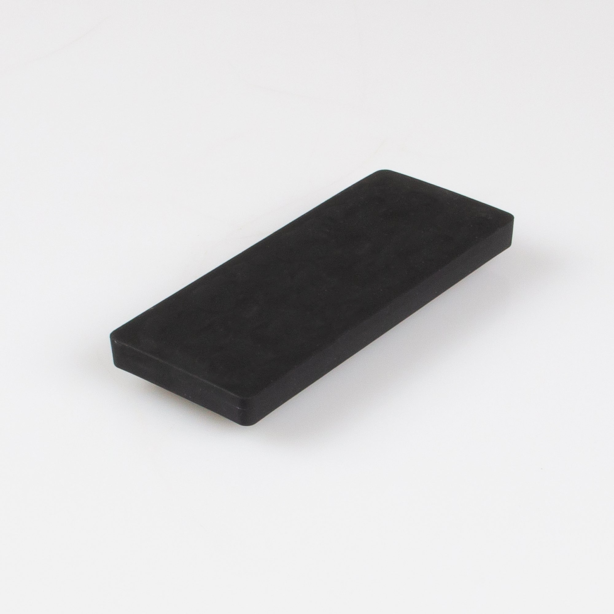 Gummierter schwarzer Magnet 110x45x8,5mm Gewindebuchse M6 Haftfläche