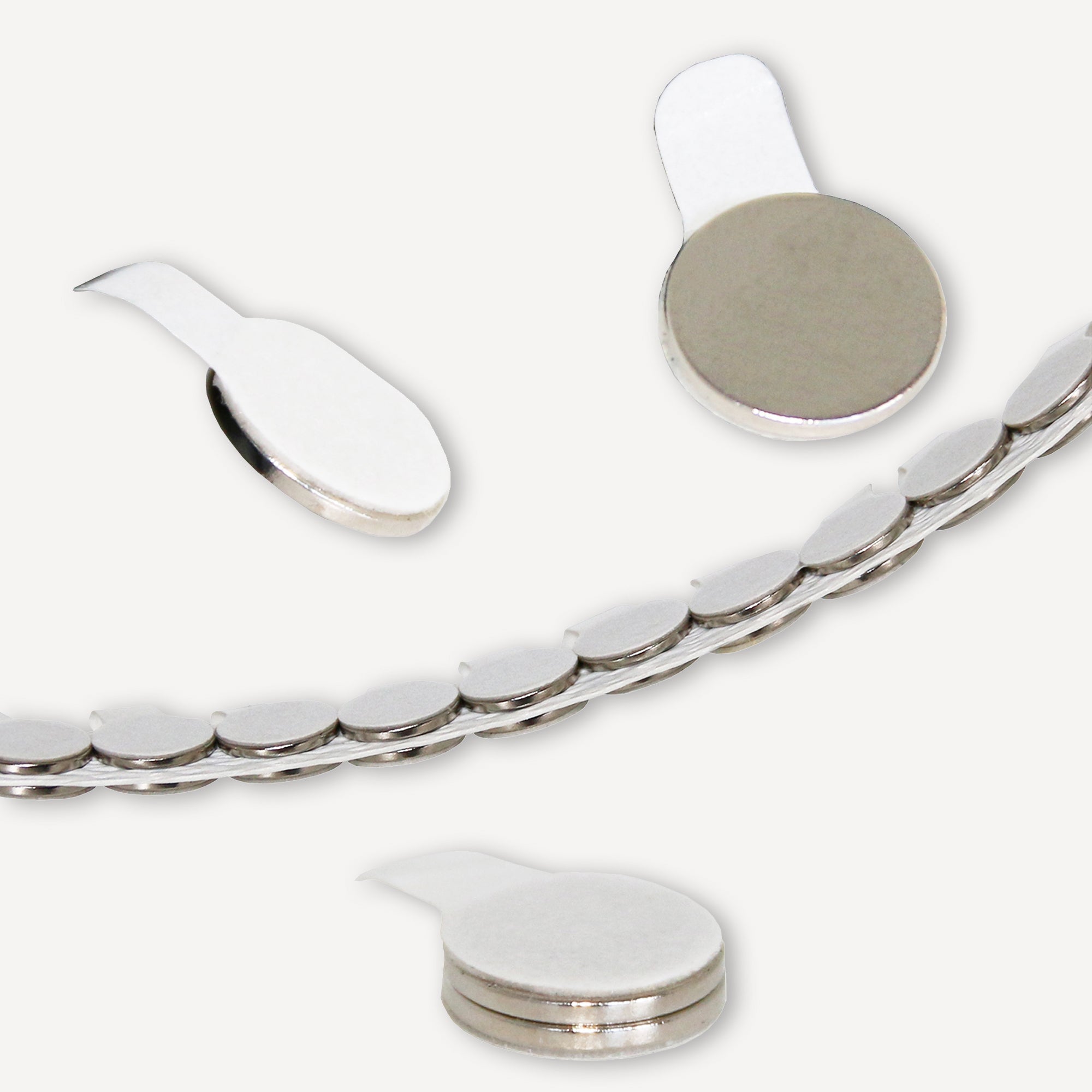 Selbstklebender Scheibenmagnet aus Neodym mit der Abmessung Ø10x0,6mm auf einem Trägerband