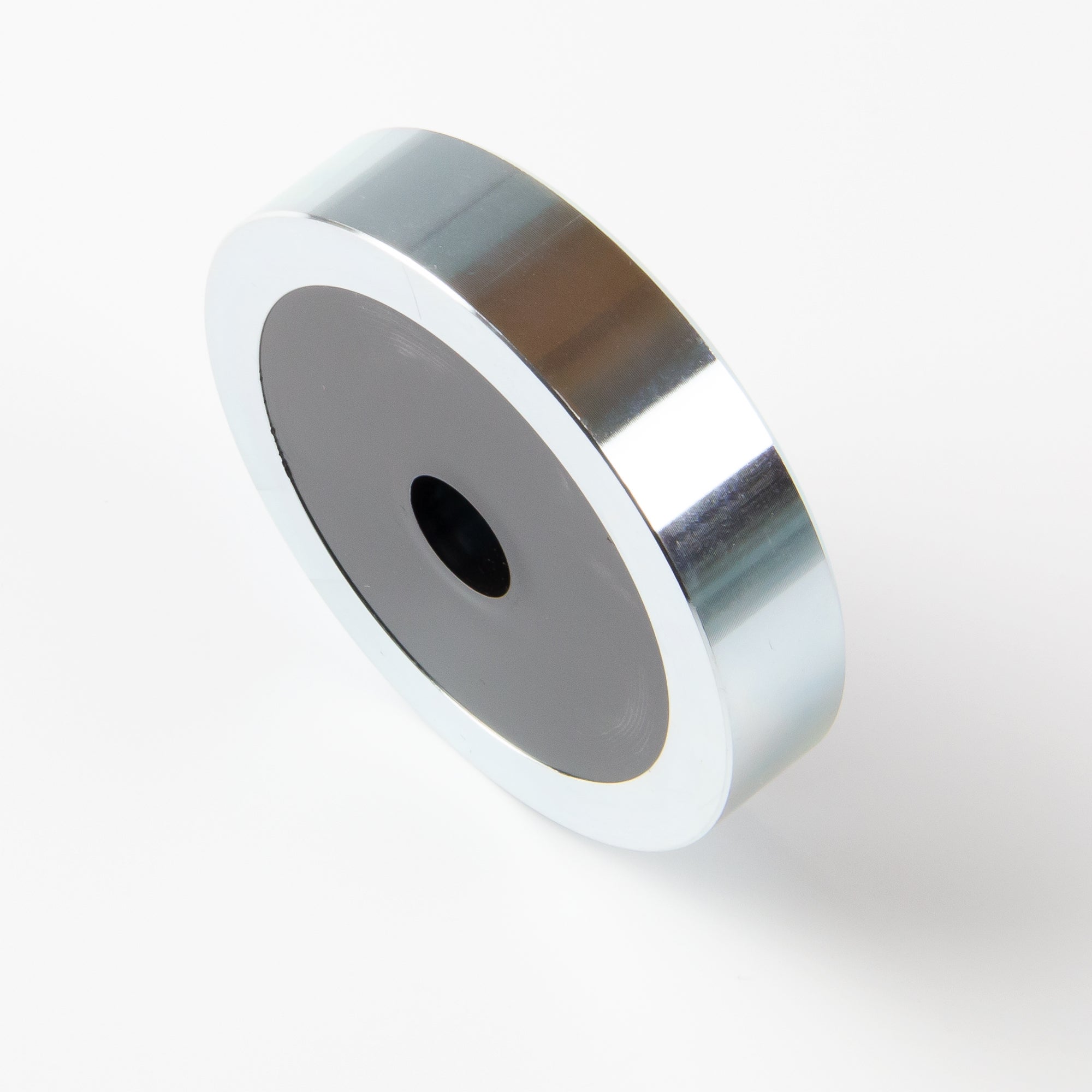 Neodym Topfmagnet mit Innengewinde M10 in der Abmessung Ø63x14mm von unten