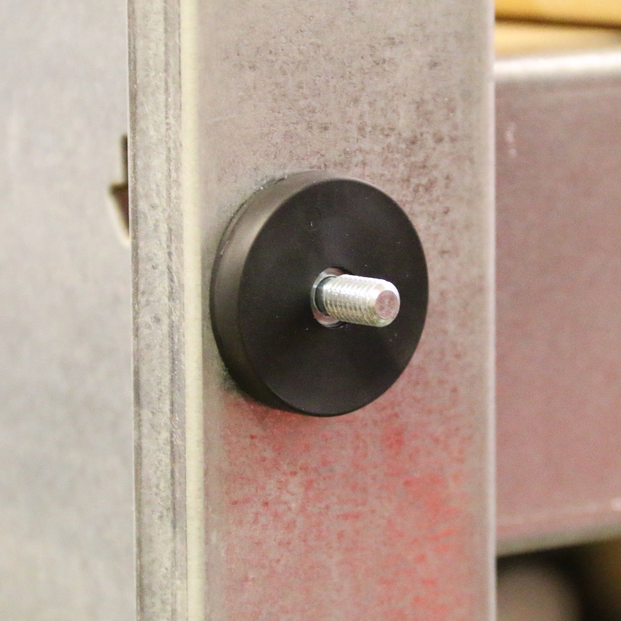 Gummierter schwarzer Magnet Ø31x6mm mit Gewindezapfen M6 Anwendung
