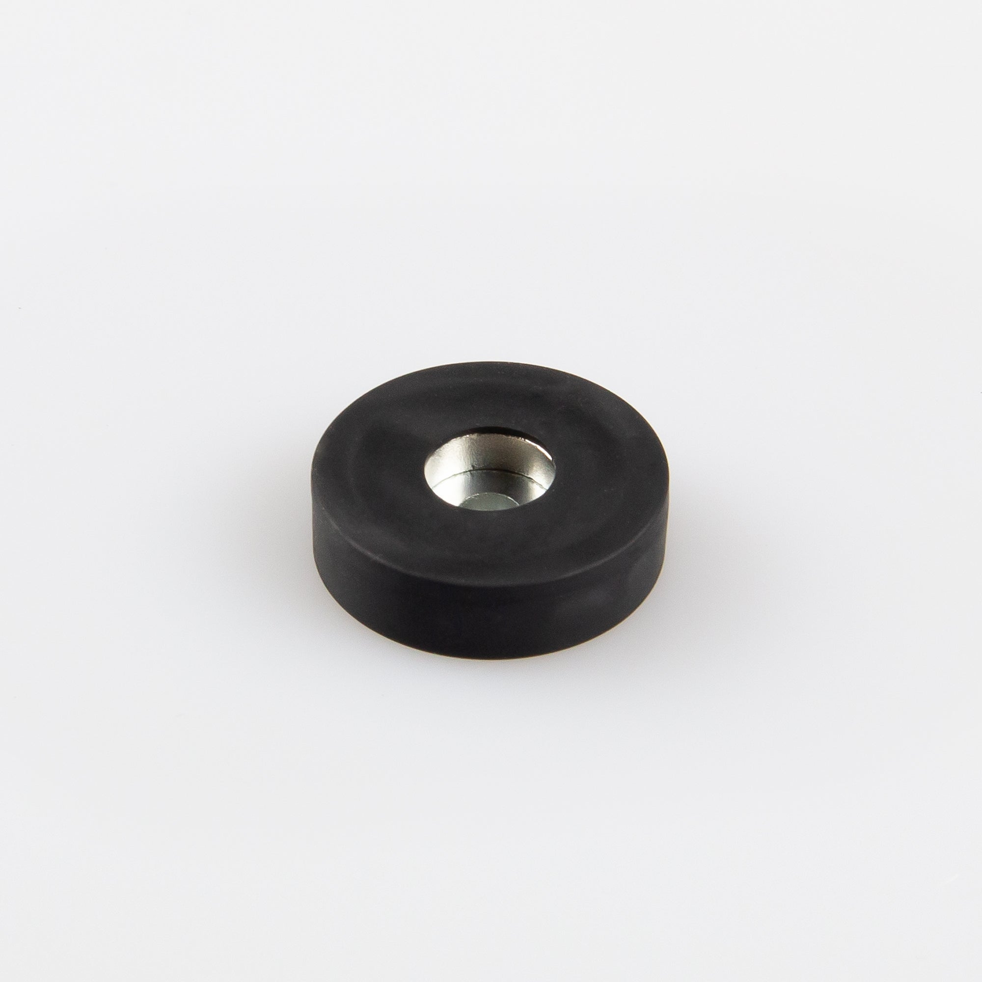Gummierter Magnet Ø22x6mm mit zylindrischer Senkung Haftfläche