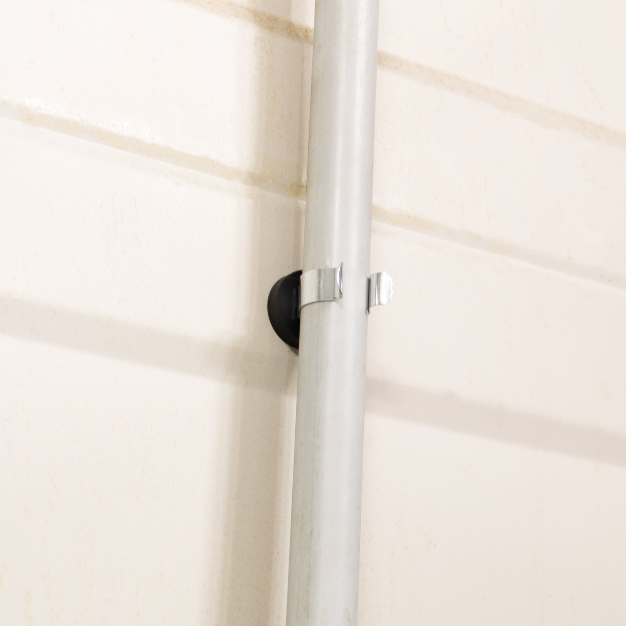Gummiertes Magnetsystem Ø31x68mm mit Halteklammer Anwendung