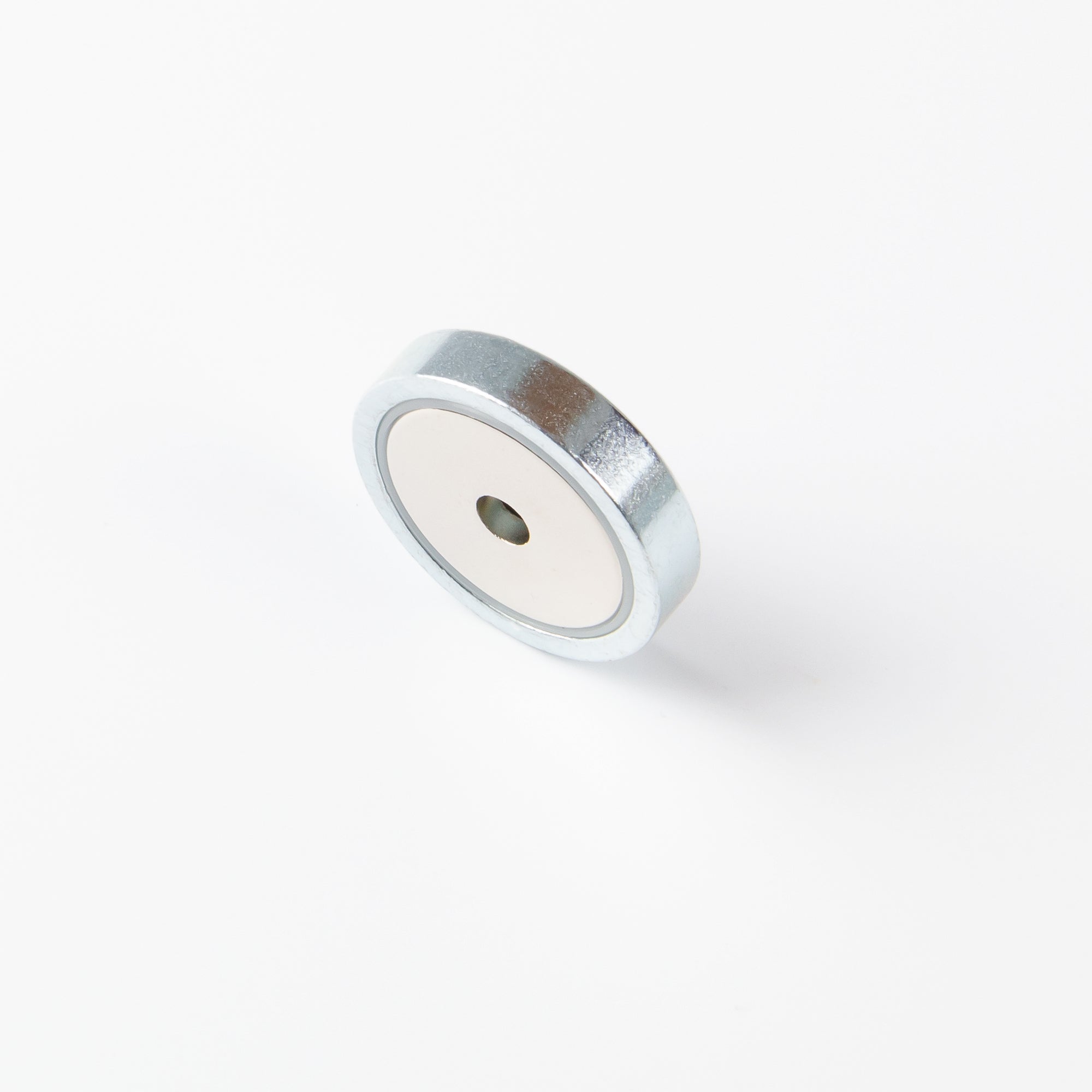 Neodym Topfmagnet mit Innengewinde M5 in der Abmessung Ø32x7mm von unten