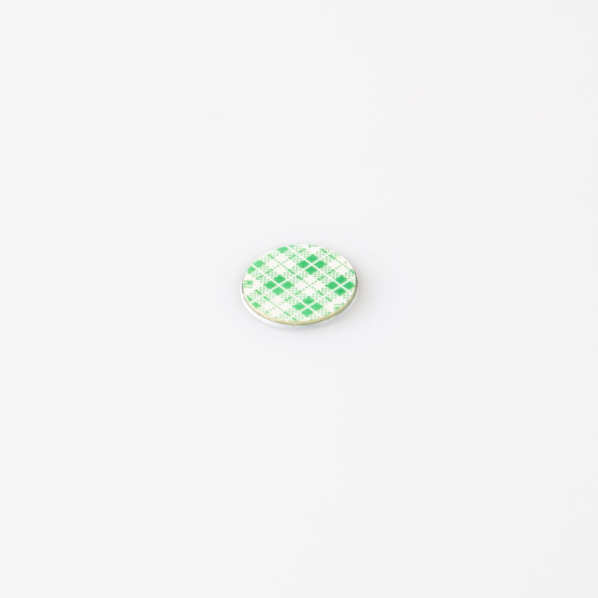 Weiße Haftplatte für Magnete selbstklebend Ø20x1mm Rückseite