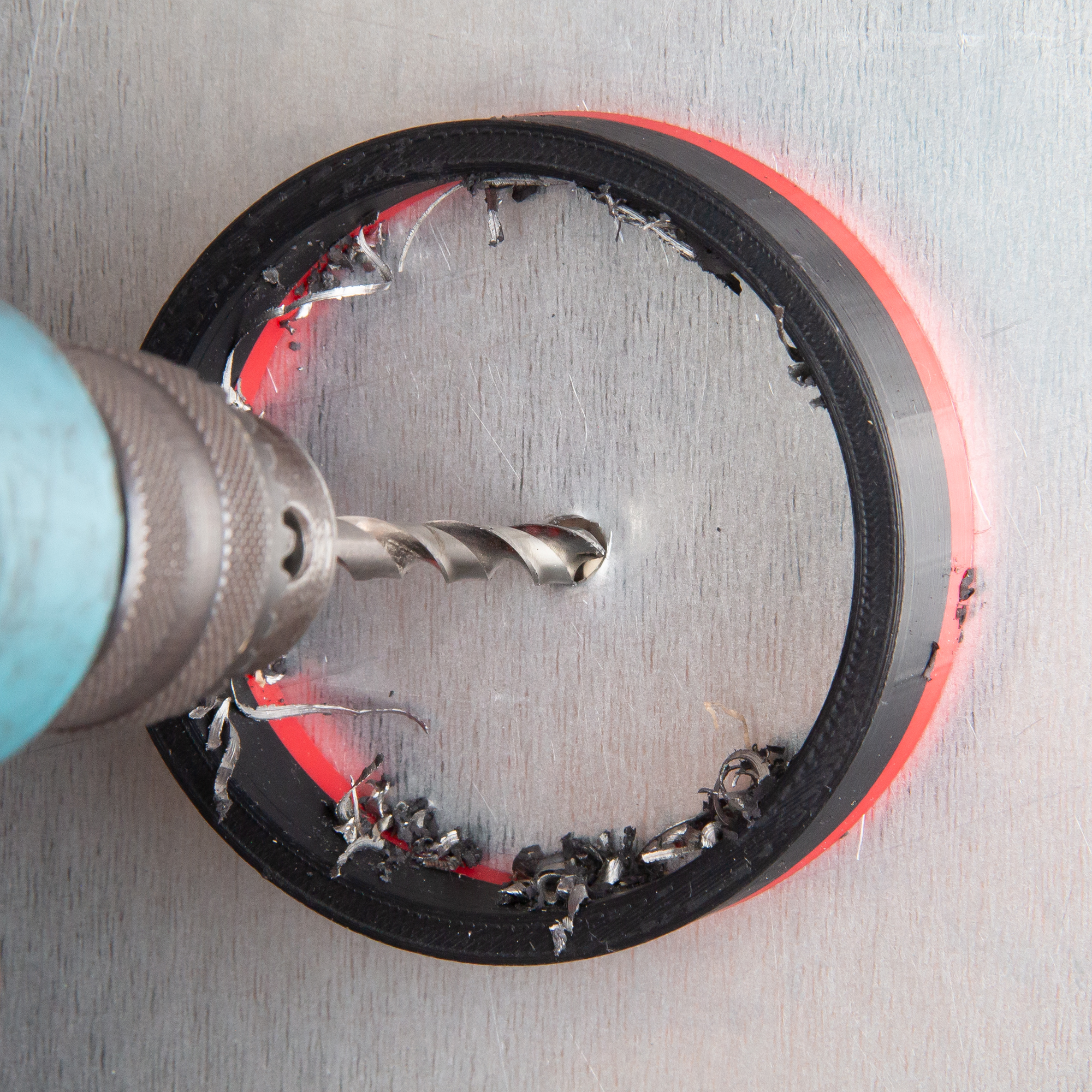 Der ringförmige magnetische Spänesammler zieht die beim Bohren in Metall entstehenden Eisenspäne magnetisch an und schützen Augen und Finger vor Verletzungen durch scharfkantige Teilchen.