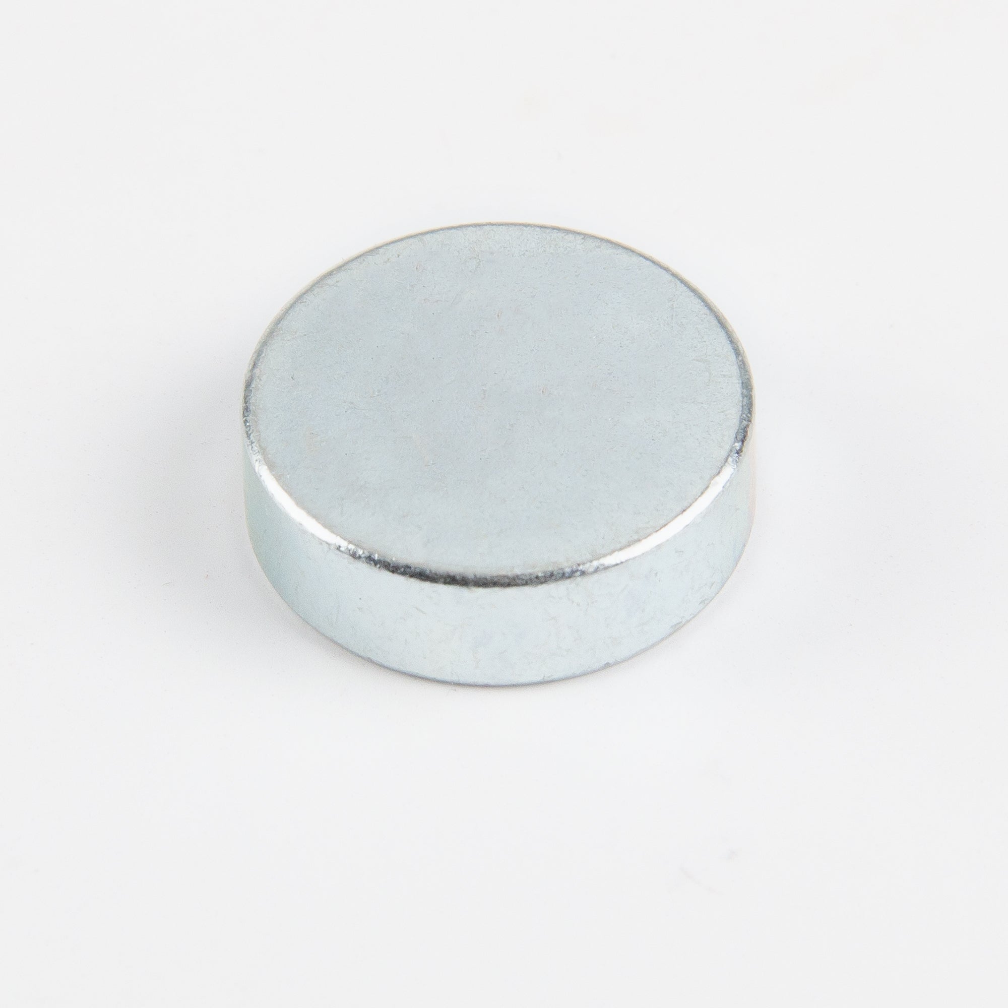 Neodym Topfmagnete mit der Abmessung Ø20x6mm Nahaufnahme Stahltopf