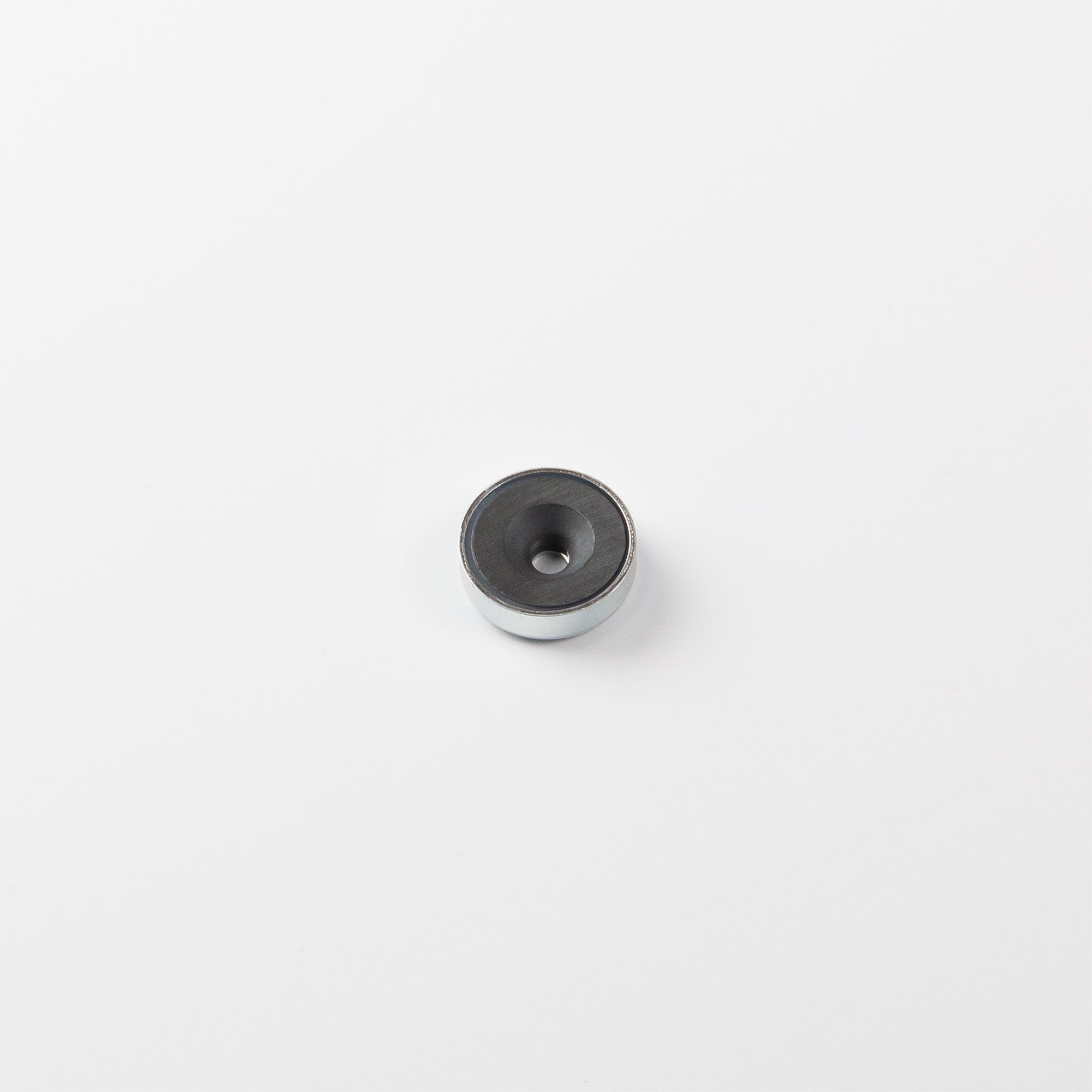 Ferrit Flachgreifer Ø20x6mm mit konischer Senkung Haftfläche