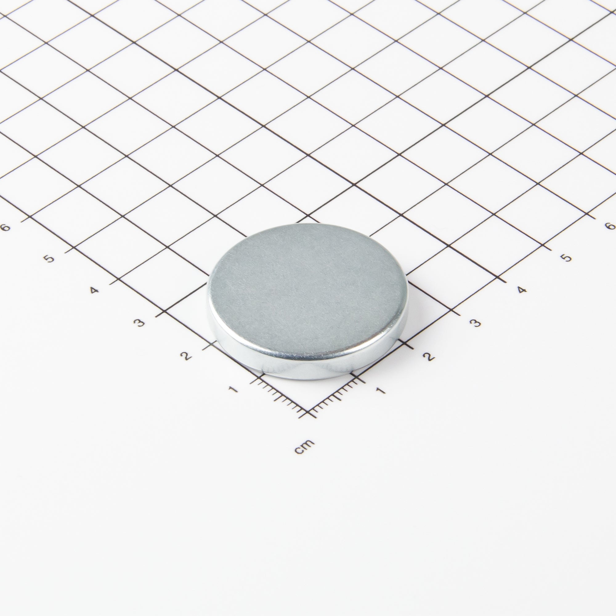Flacher Scheibenmagnet aus Neodym mit der Abmessung Ø30x5mm
