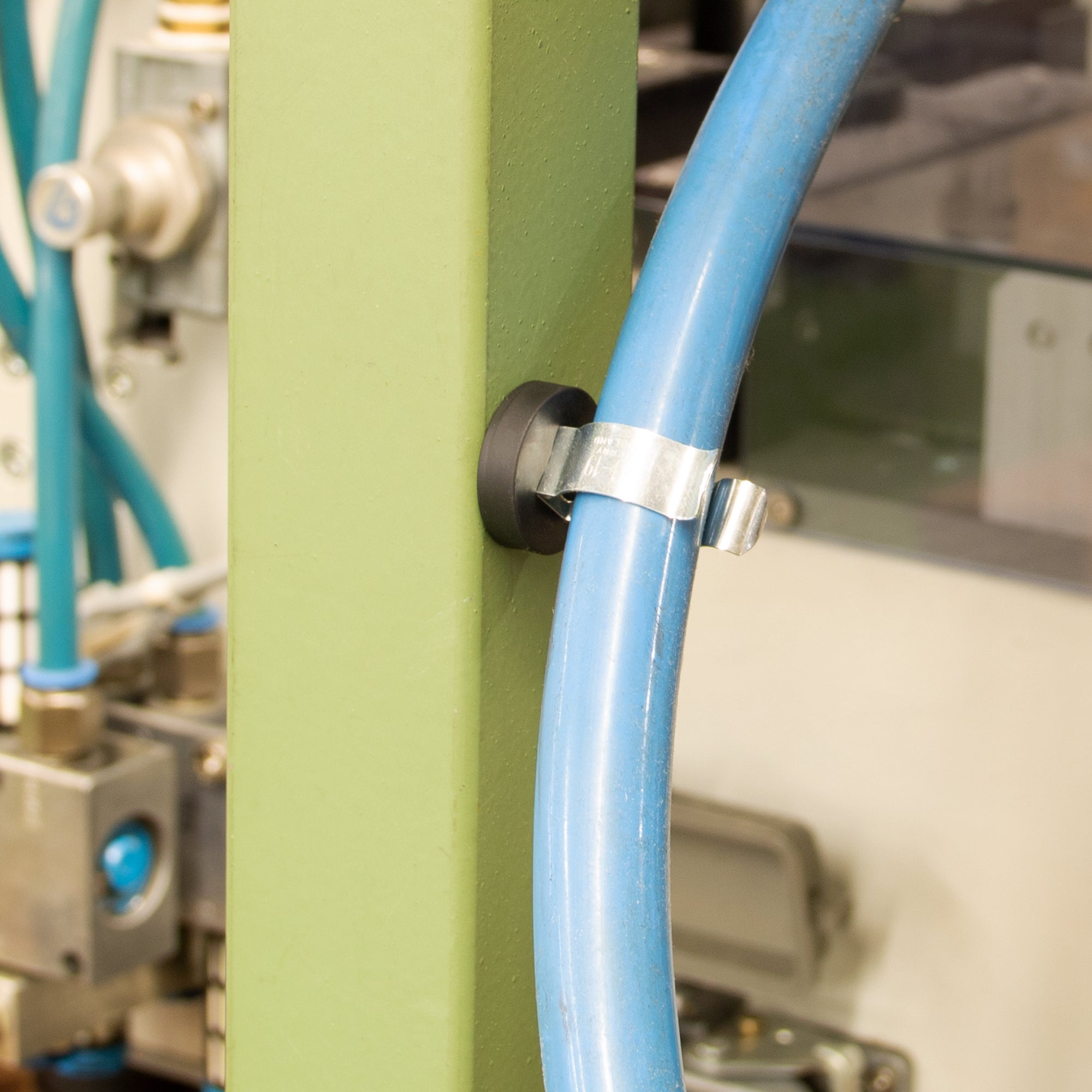 Gummiertes Magnetsystem Ø22x32mm mit Halteklammer Anwendung