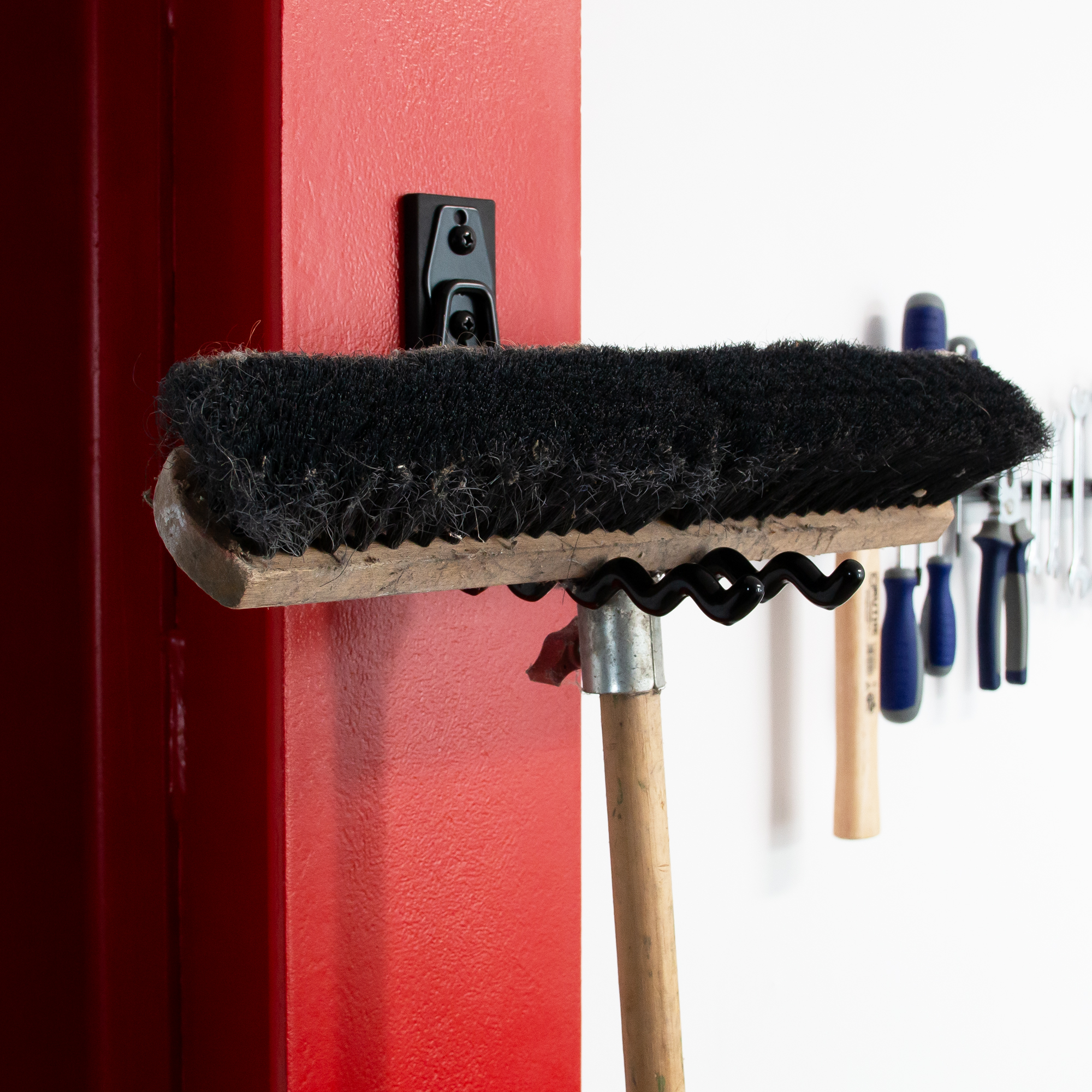Magnetischer Geraetehalter - gummierter Magnethaken für Geräte, Werkzeug, Jacken und mehr