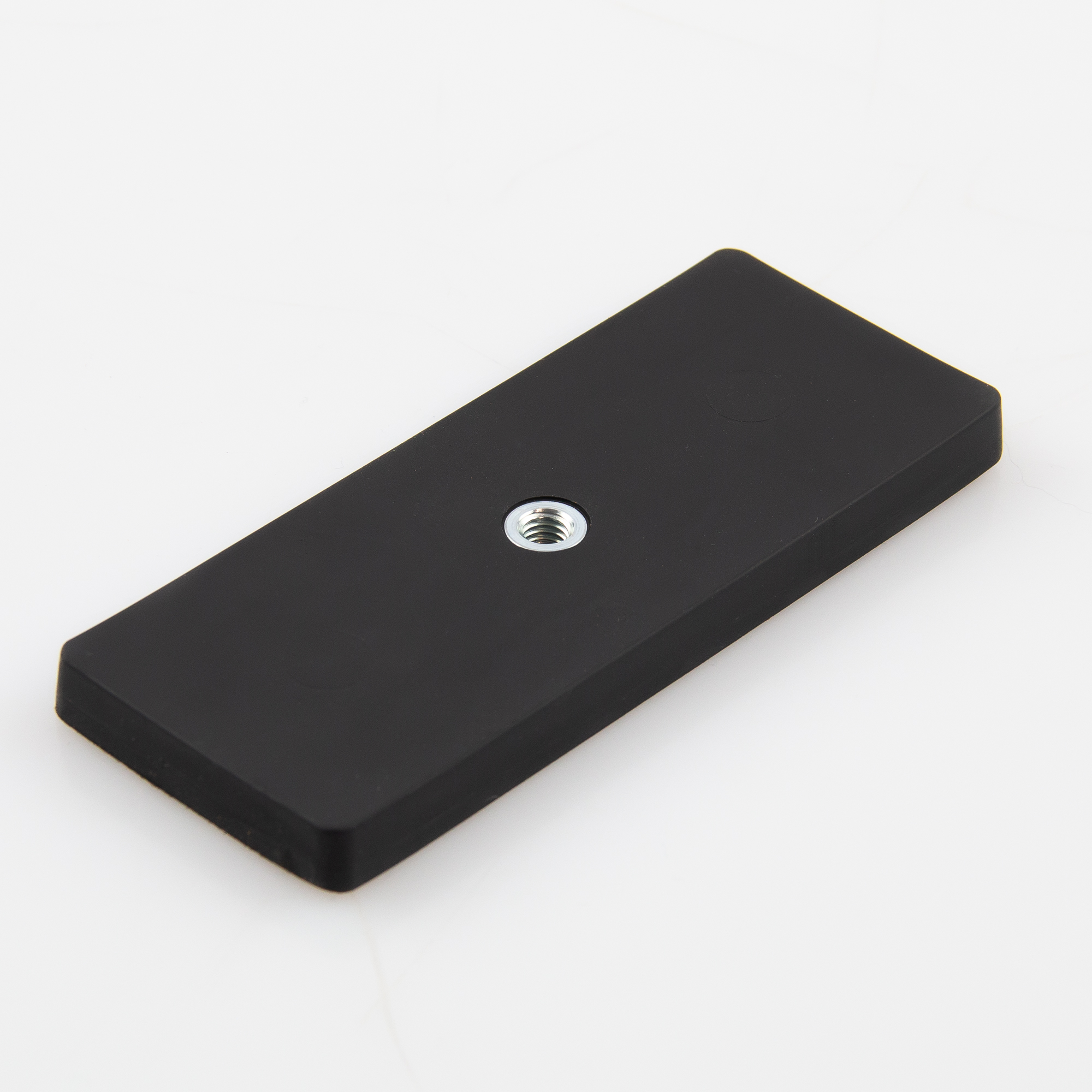Gummiertes Magnetsystem 110x45x8,5mm mit Innengewinde M6, Farbe: schwarz