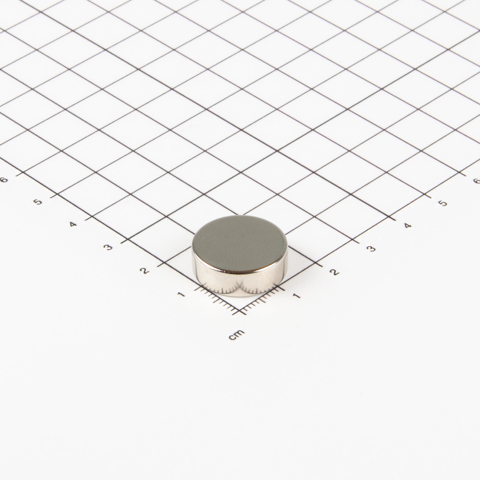 Flacher Scheibenmagnet aus Neodym mit der Abmessung Ø18x6mm