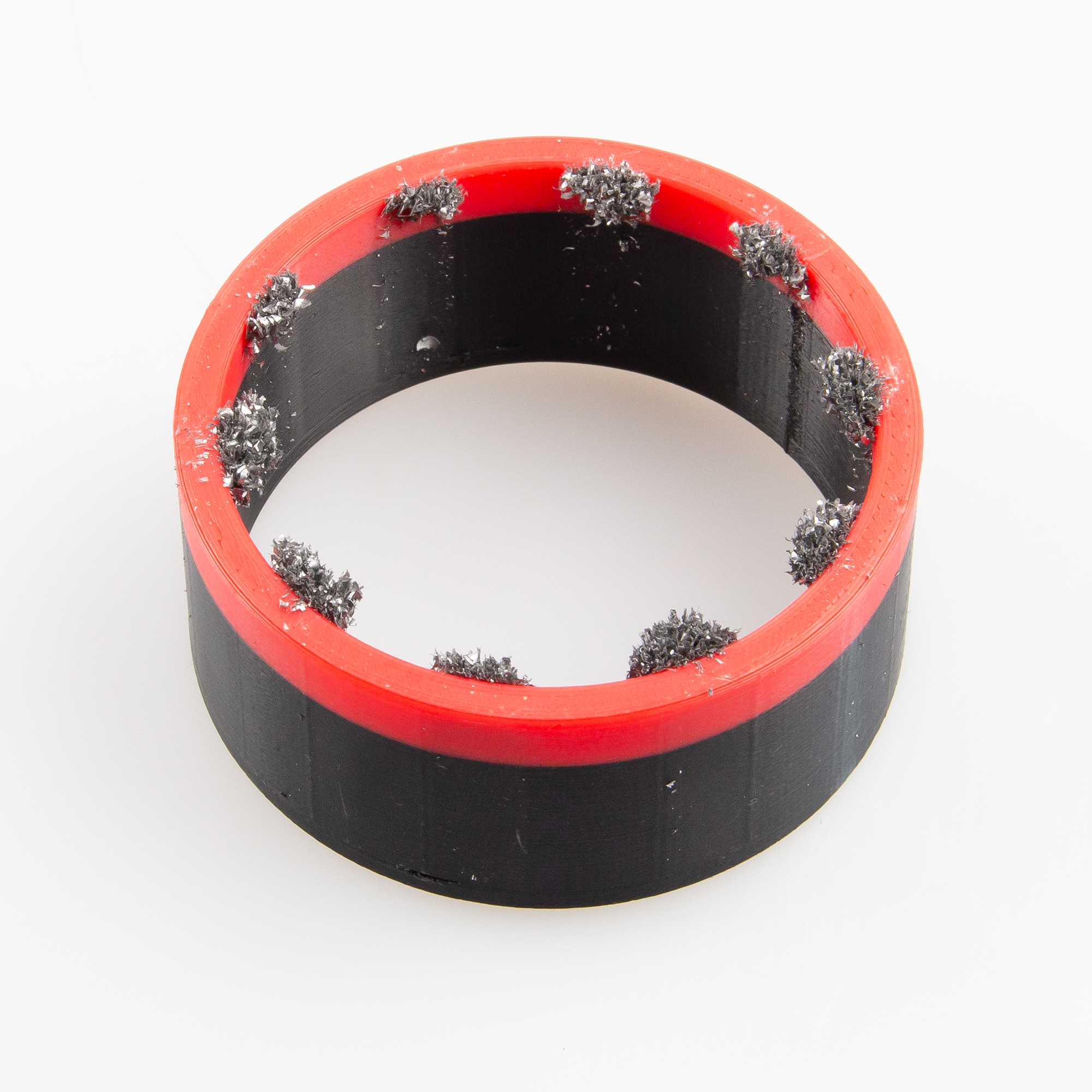 Durch die verarbeiteten Magnete in dem Spänesammler werden die Metallteile magnetisch festgehalten und schützen so Augen und Finger vor Verletzungen.