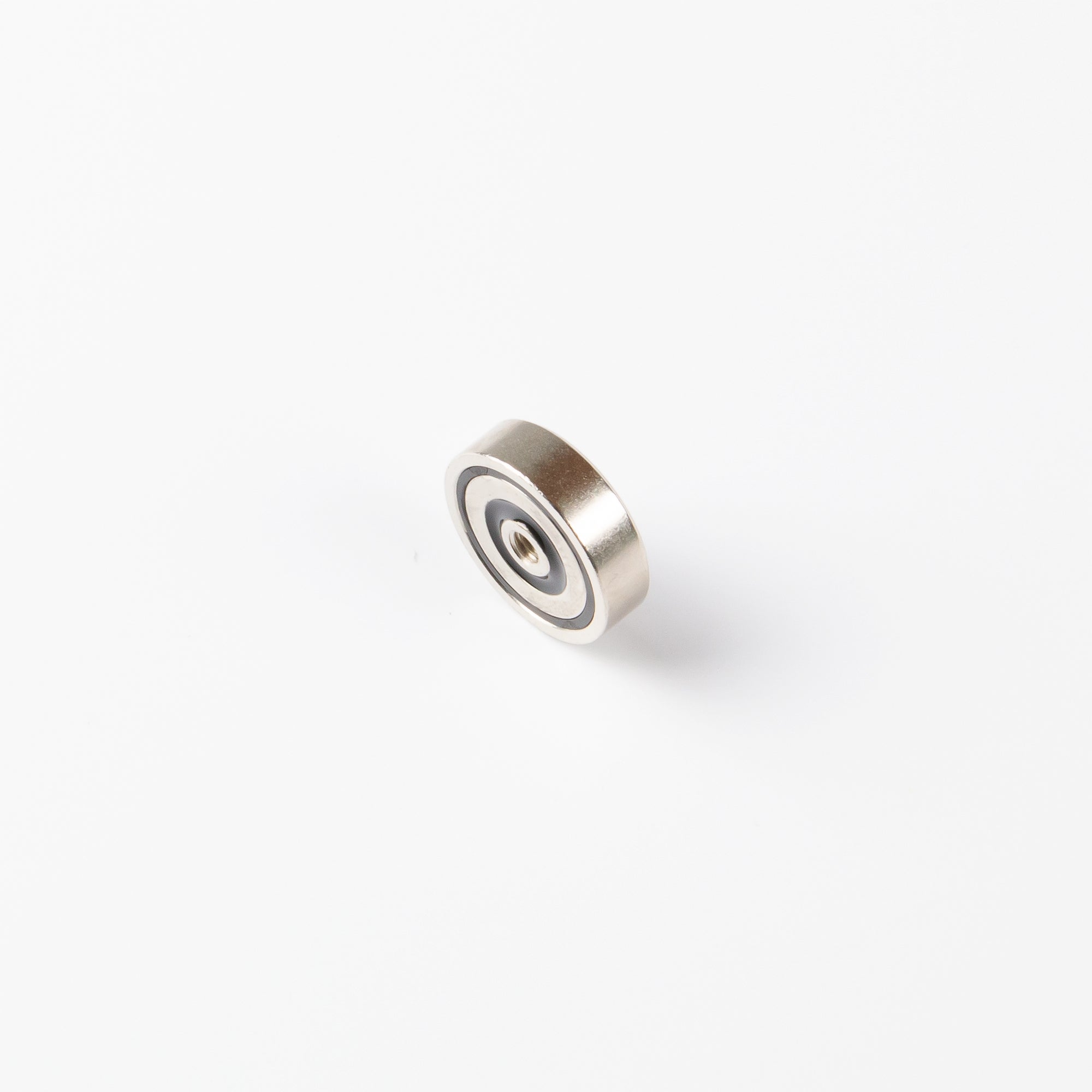Neodym Topfmagnet mit Innengewinde M4 in der Abmessung Ø20x6mm von unten