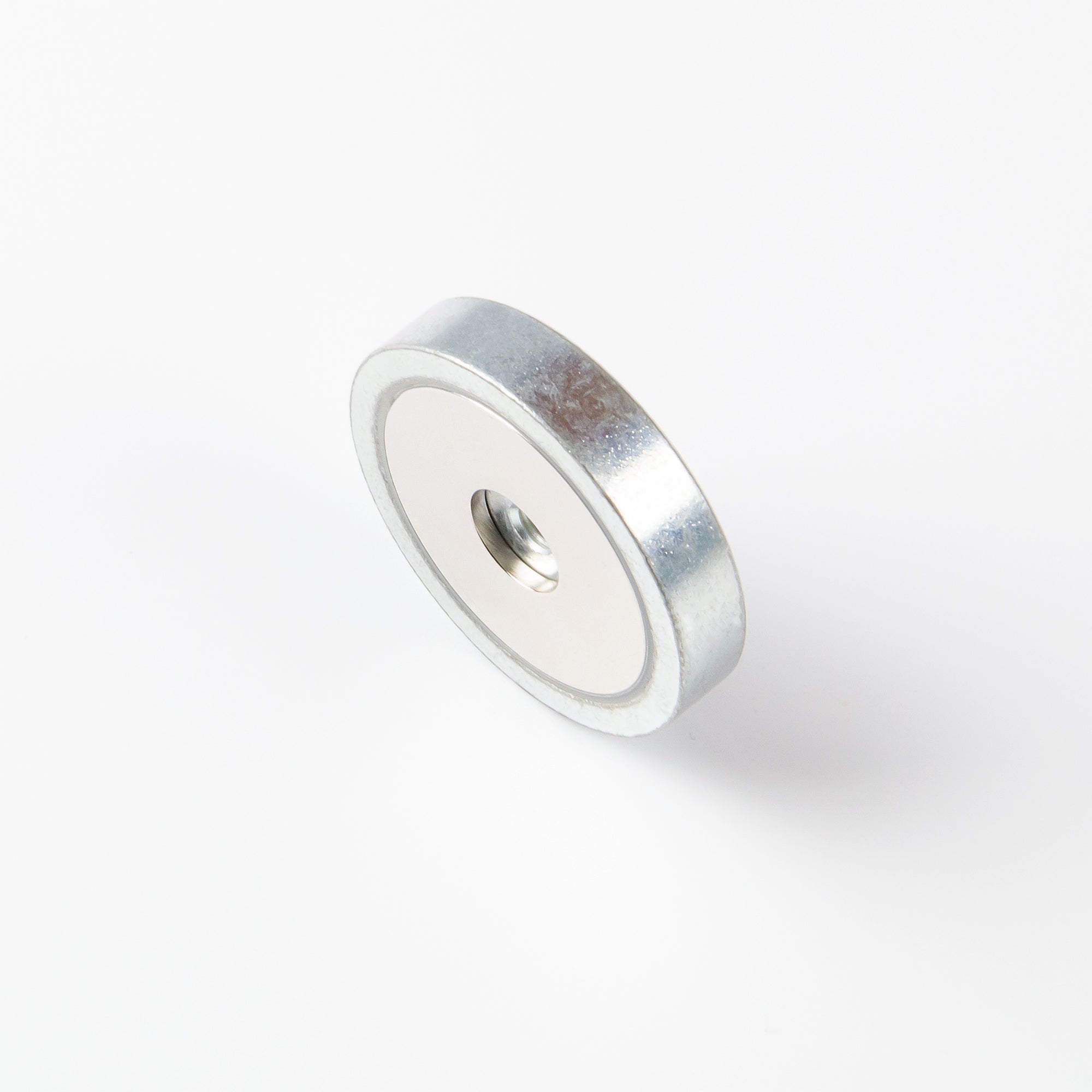 Neodym Topfmagnet mit Innengewinde M5 in der Abmessung Ø40x8mm von unten