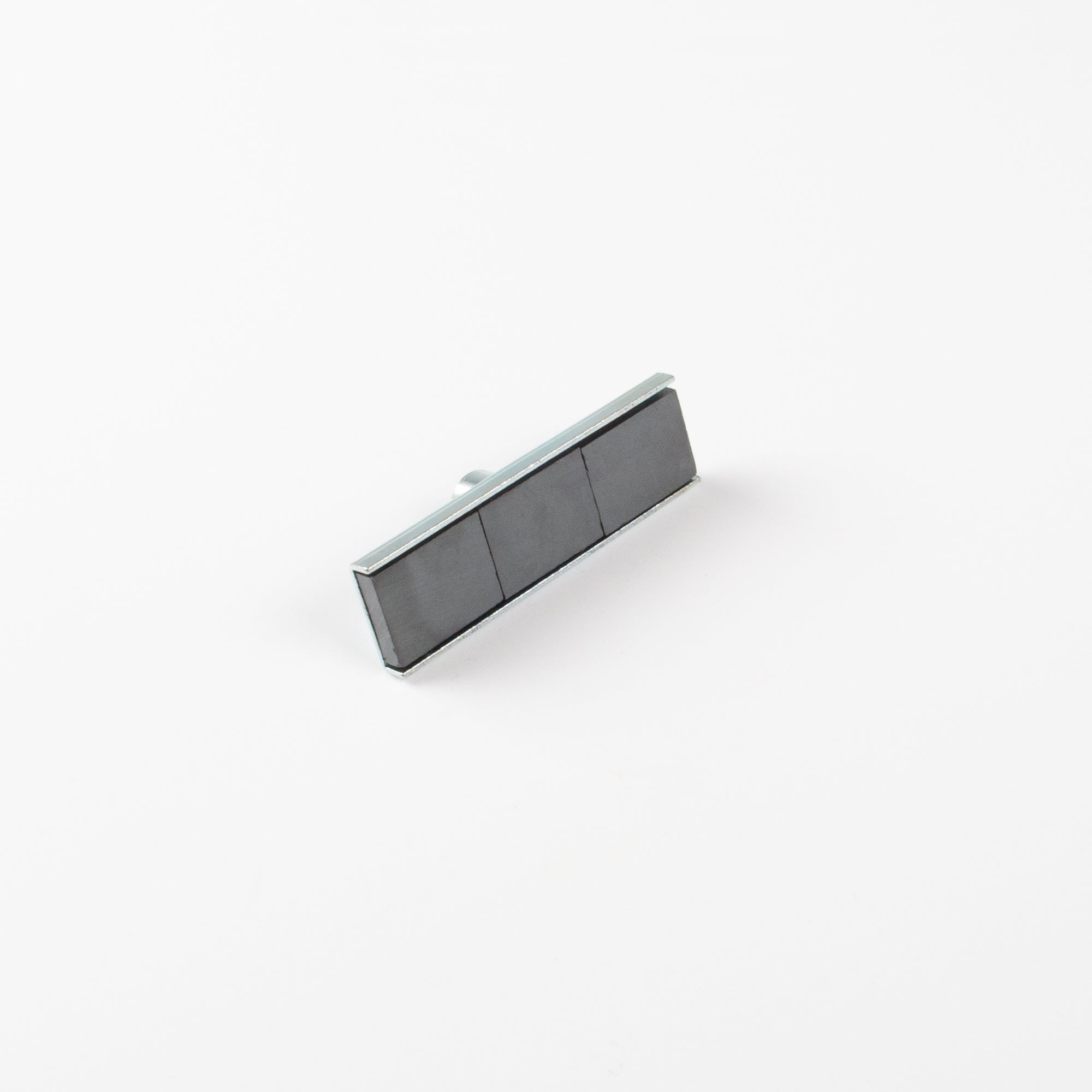 magnetische Flachleiste aus Hartferrit mit Gewindebuchse