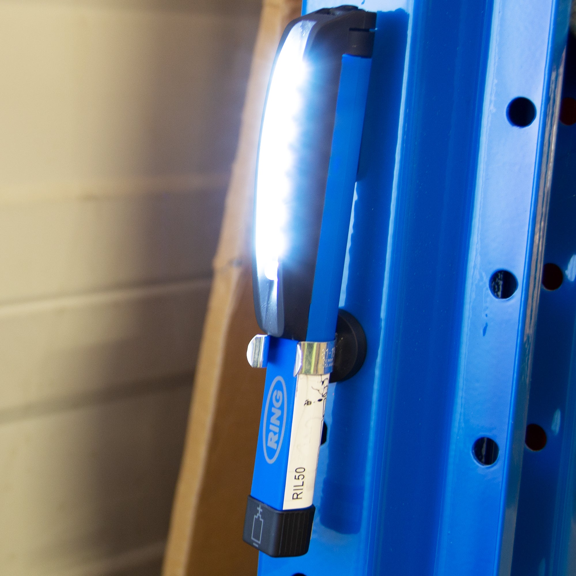 Gummiertes Magnetsystem Ø31x50mm mit Halteklammer Anwendung