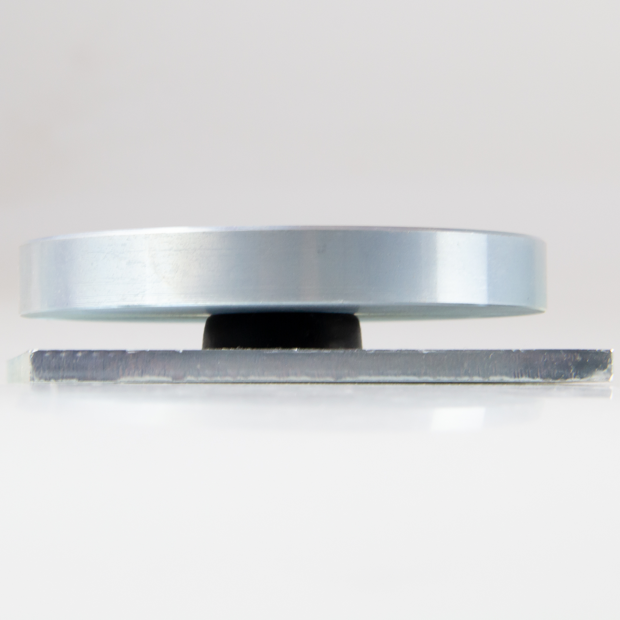 Ausgleichende Ankerplatte für Elektromagnete und Flachgreifer