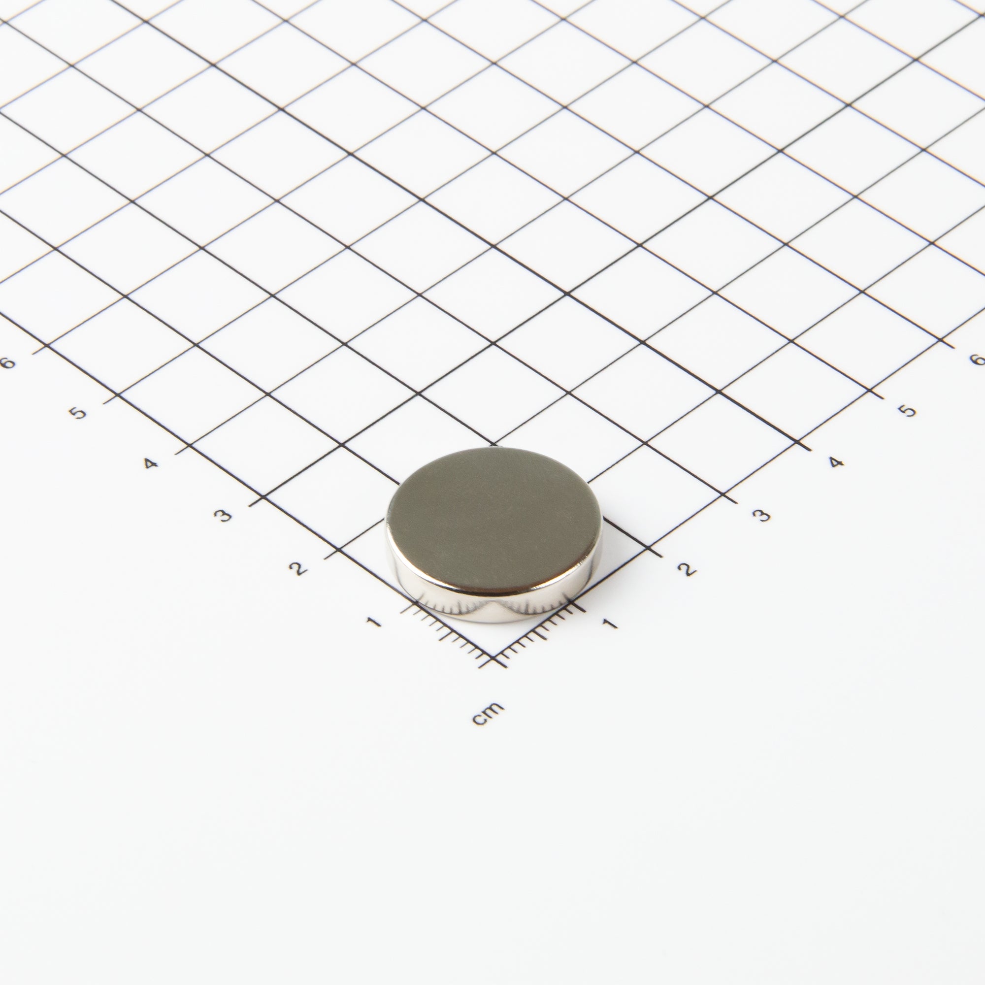 Flacher Scheibenmagnet aus Neodym mit der Abmessung Ø20x4mm